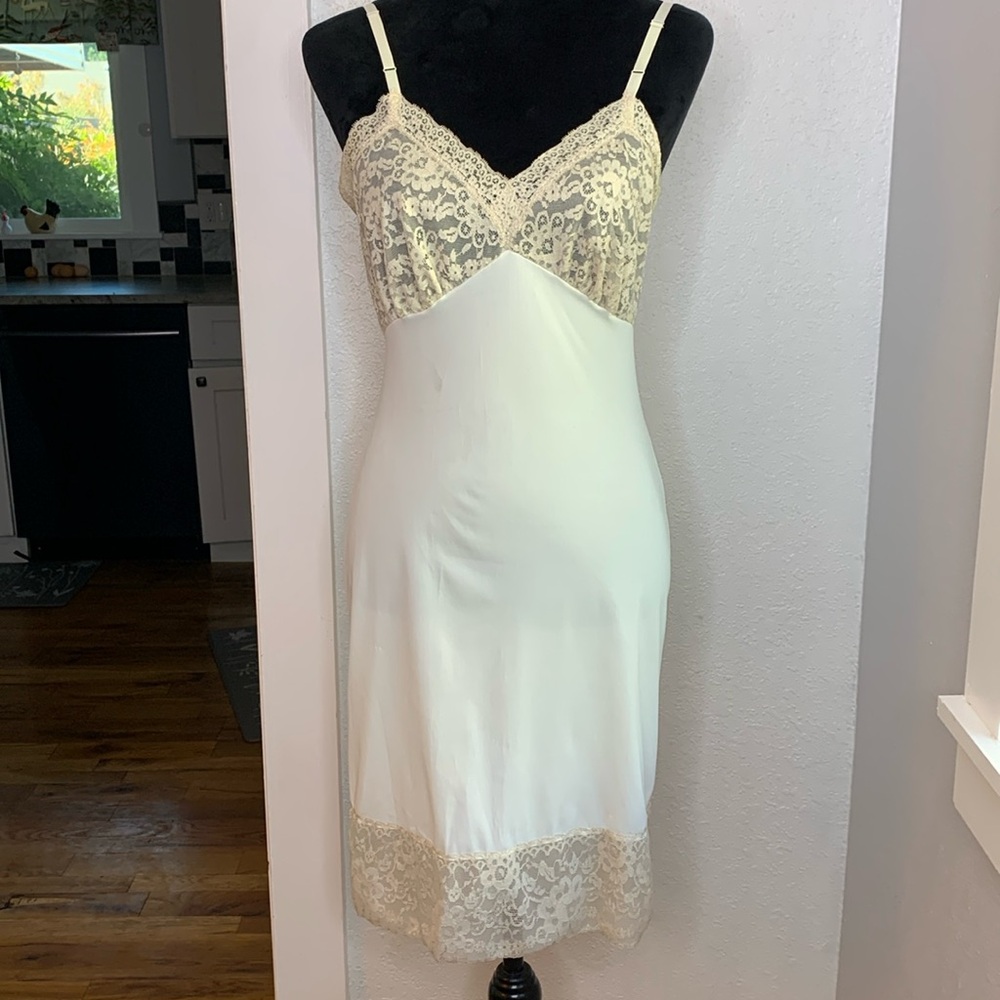 Van Roalte beige lace detail slip vintage 100% nylon